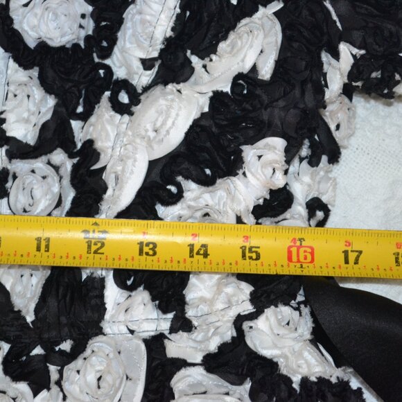 Samuel Dong 3D Floral Black and White Coat Large - Picture 14 of 16